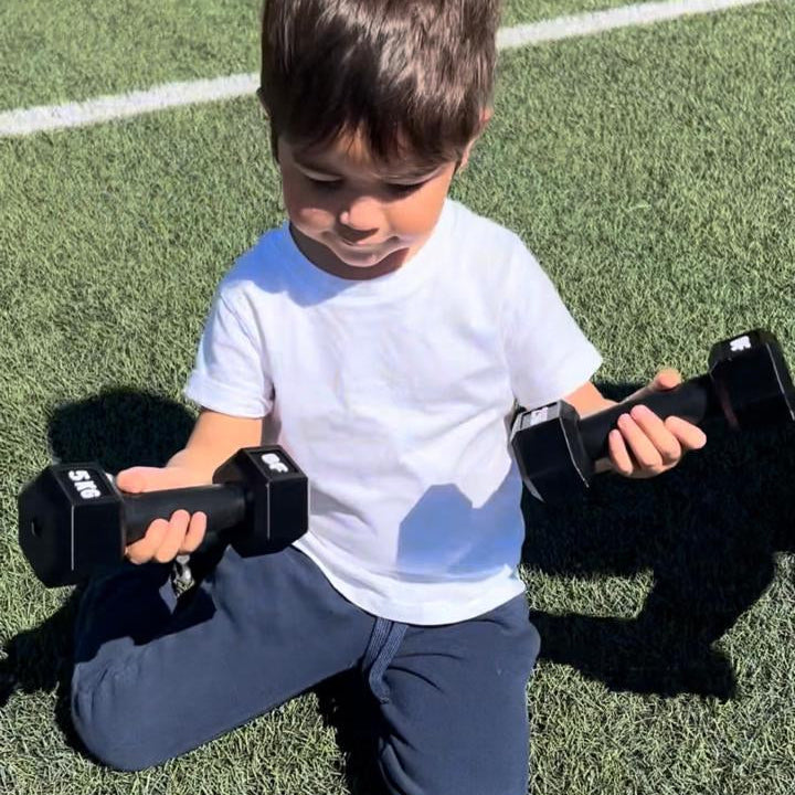 Niño usando mancuernas infantiles Baby Fit de 2,5 y 5 KG